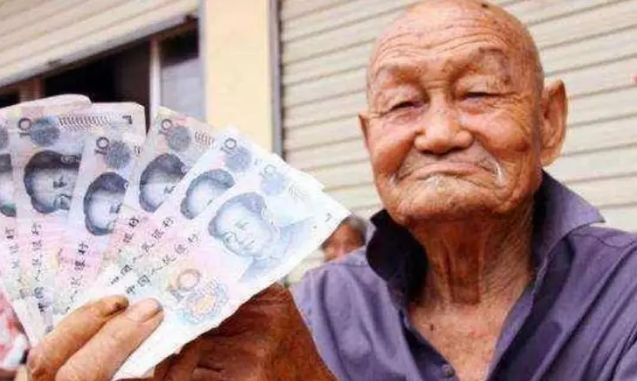 退休老人该不该存钱？一线城市 vs 农村的养老账本，道破两代人观念分歧